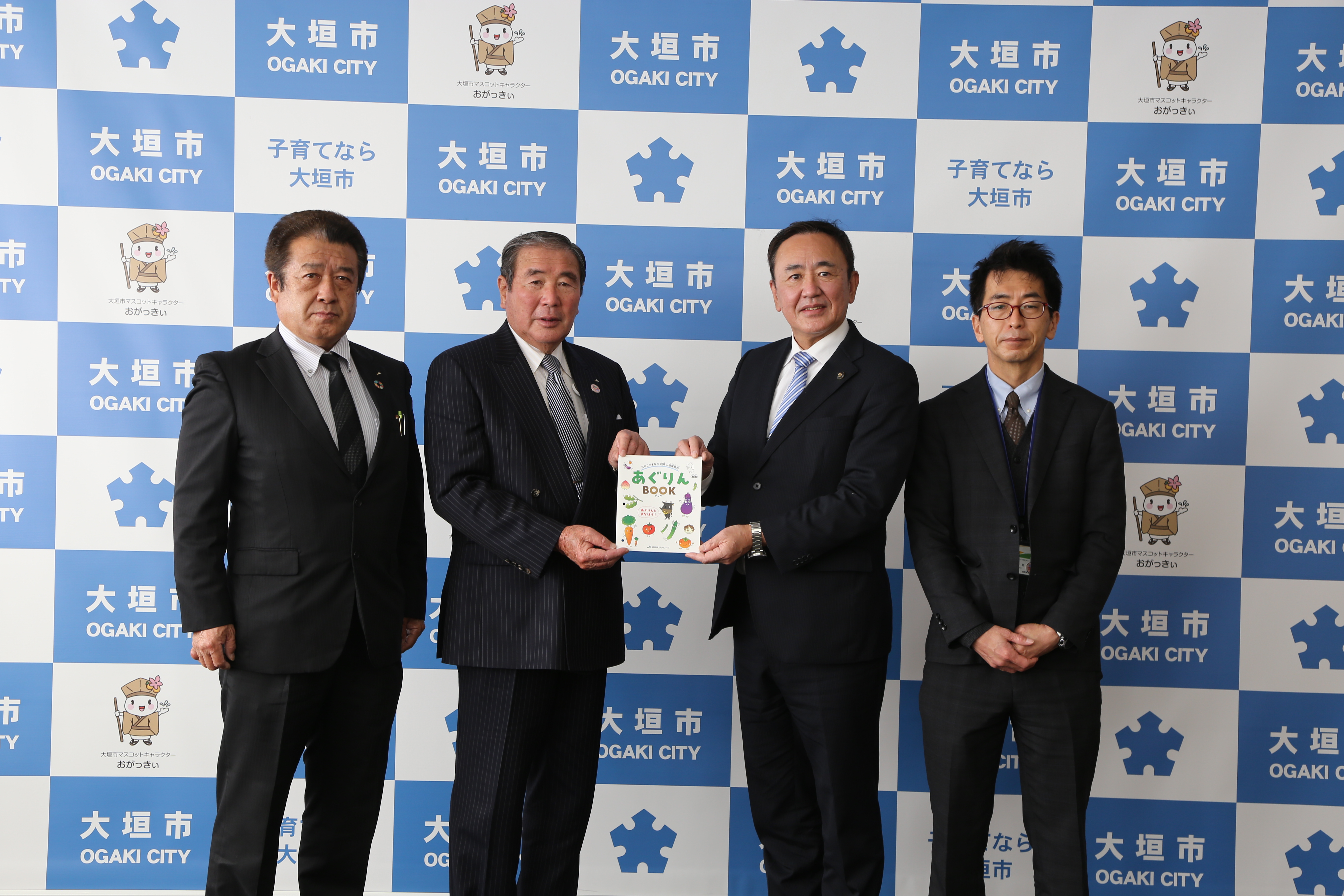 親子で楽しみながら学んで  食農教育啓発本「あぐりんBOOK」贈呈