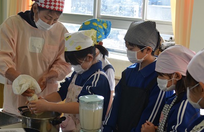 ふるさと隊が小学校で出前授業