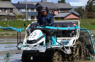 県内トップを切って田植えスタート